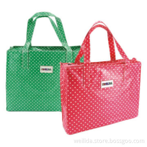 Big volume shopping bag with logo patch